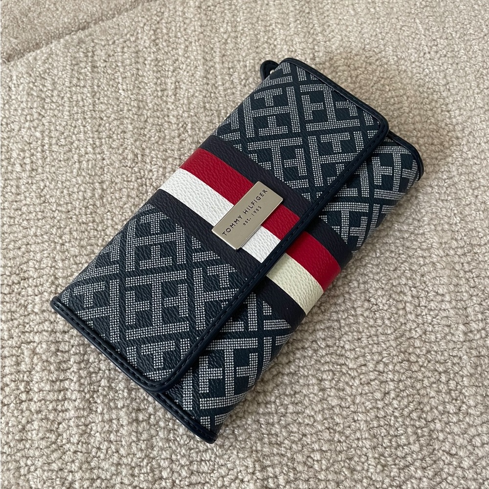 Vintage Tommy Hilfiger tri fold wallet